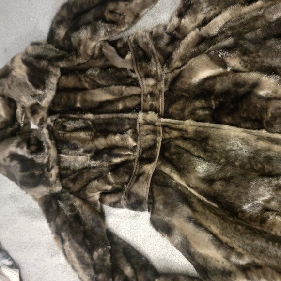 Beautiful Faux Fur Coat! - Picture 3 of 11